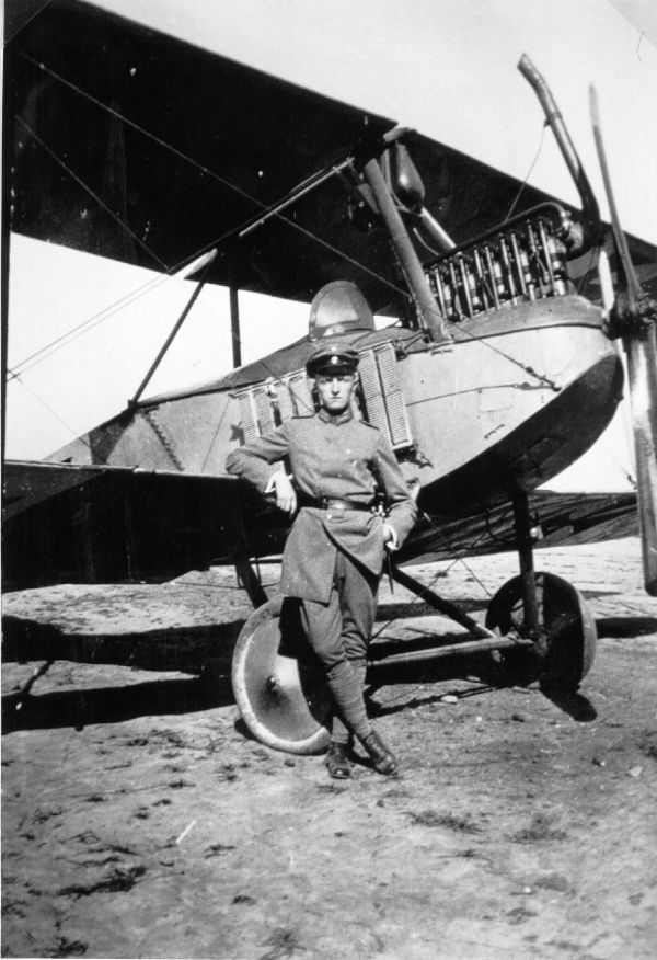 F. W. Radenbach vor einem Doppeldecker